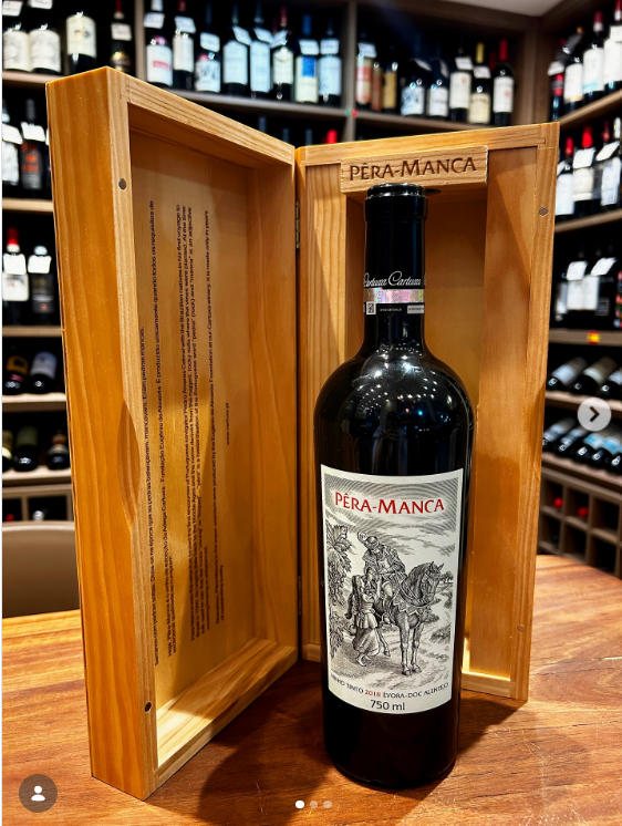 Vinho Pêra-Manca apresentado em caixa de madeira
