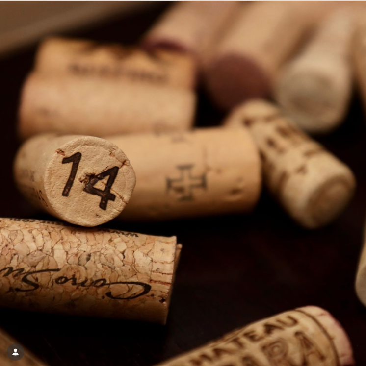 Rolhas de vinho com destaque para a rolha marcada com o número 14